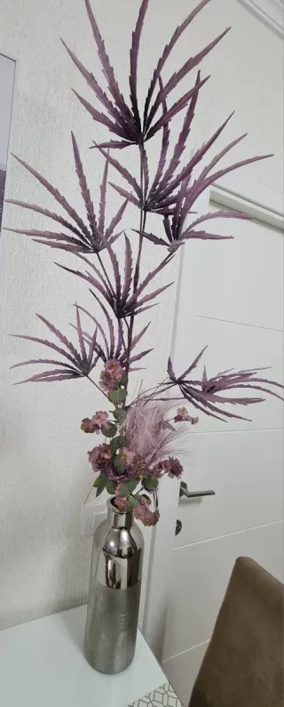 Jarrón Decoración Flores Moradas y Plateado