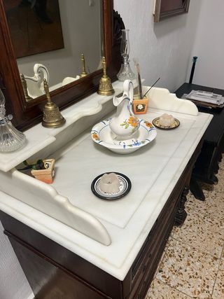 Cómoda de época madera y mármol