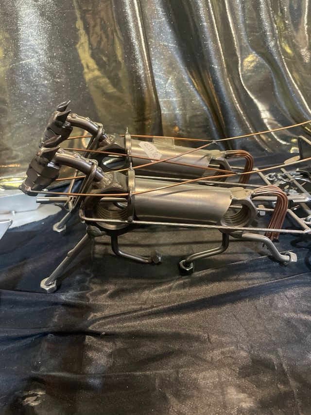 Escultura de tuercas y tornillos