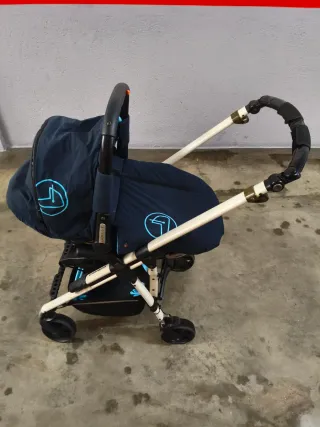 Carrito de bebé azul marino