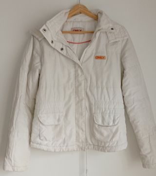 Chaqueta bomber ONLY acolchada capucha blanca