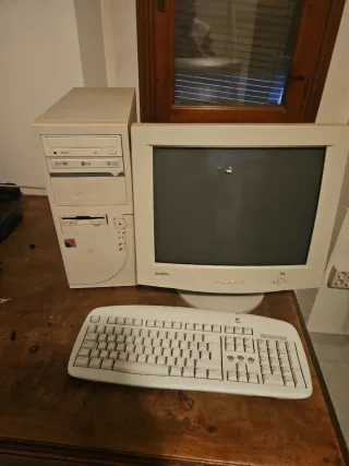 Ordenador antiguo beige con monitor y teclado
