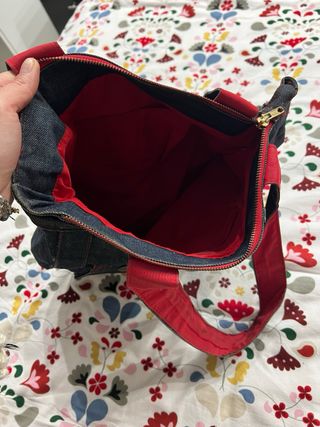 Bolso de tela vaquera con detalles rojos