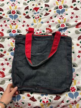 Bolso de tela vaquera con detalles rojos