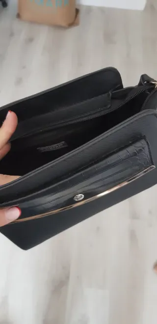 Bolso negro con detalle dorado