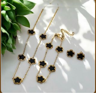 Conjunto trébol negro y dorado. Acero inoxidable