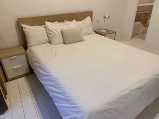 Cama doble con mesitas de noche