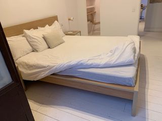 Cama doble con mesitas de noche