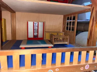 Casa de muñecas de madera