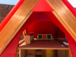 Casa de muñecas de madera