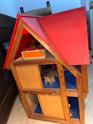 Casa de muñecas de madera