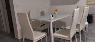 Mesa de comedor de cristal y metal