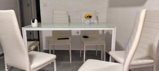 Mesa de comedor de cristal y metal