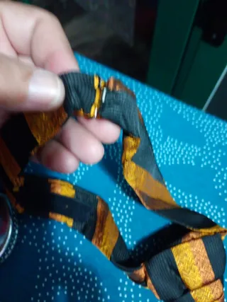 Corbata clásica rayas negro y dorado con su pañuel