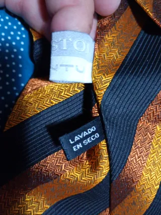 Corbata clásica rayas negro y dorado con su pañuel