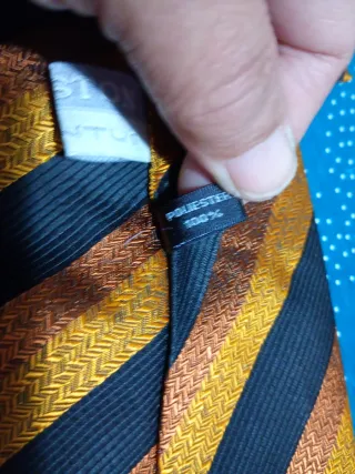 Corbata clásica rayas negro y dorado con su pañuel