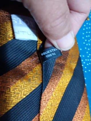Corbata clásica rayas negro y dorado con su pañuel