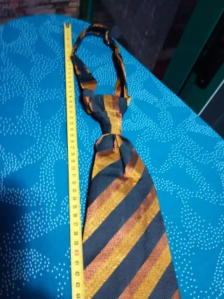 Corbata clásica rayas negro y dorado con su pañuel
