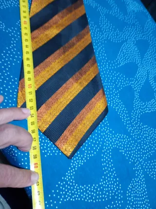 Corbata clásica rayas negro y dorado con su pañuel