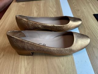 Zapatos planos dorados UNISA