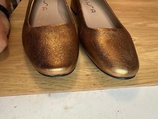 Zapatos planos dorados UNISA