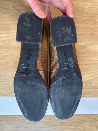 Zapatos planos dorados UNISA