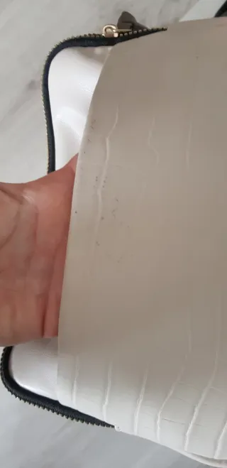 Bolso bandolera beige con textura