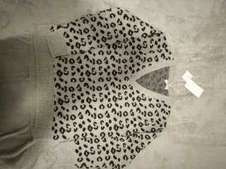 Jersey leopardo gris y negro