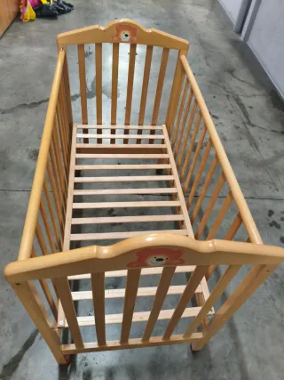 Cuna de madera para bebé