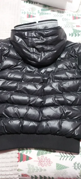 Cazadora bomber negra con capucha