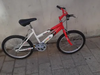 Bicicleta infantil roja y blanca