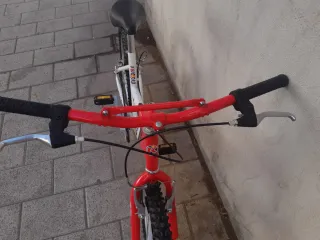 Bicicleta infantil roja y blanca