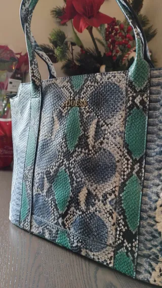 Borsa Guess effetto pitone blu e verde