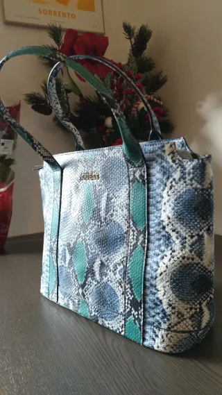 Borsa Guess effetto pitone blu e verde