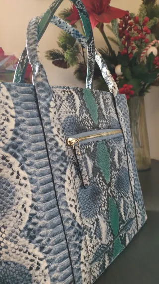 Borsa Guess effetto pitone blu e verde