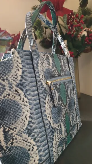 Borsa Guess effetto pitone blu e verde