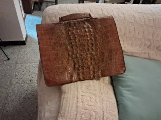 Maletín Piel Cocodrilo Marrón y Dorado