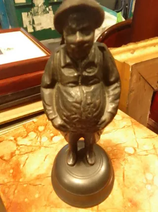 Figura bronce hombre gordo sombrero