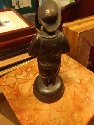 Figura bronce hombre gordo sombrero