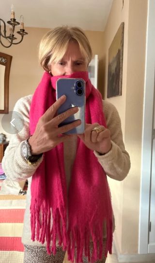 Bufanda fucsia grande y suave con flecos