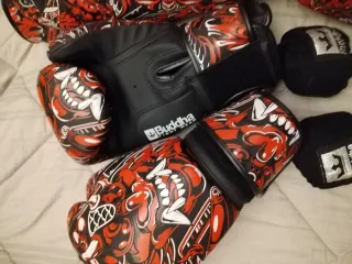 Conjunto Guantes y Espinilleras Buddha Fight Wear