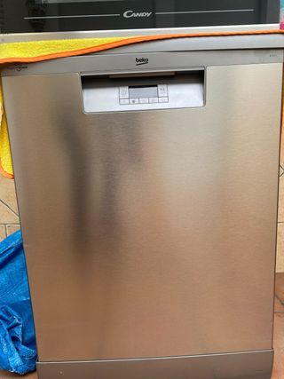 Mesa de cocina con encimera de granito enaguas