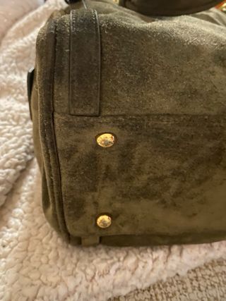 Bolso Bimba y Lola ante verde