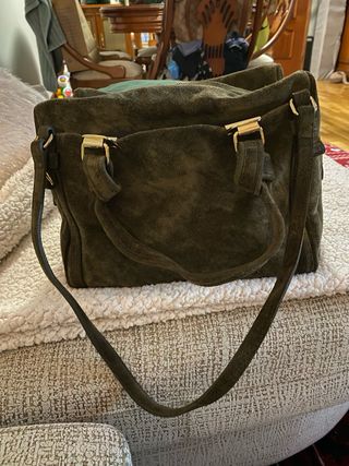 Bolso Bimba y Lola ante verde