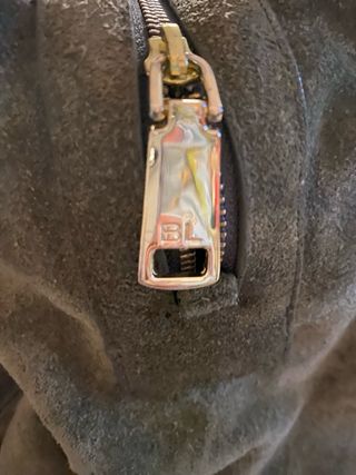 Bolso Bimba y Lola ante verde