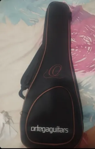 Ukelele Ortega Negro con Funda