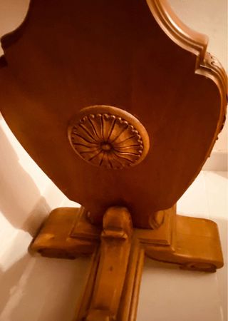 Mesa antigua de madera, una joya