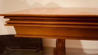 Mesa antigua de madera, una joya