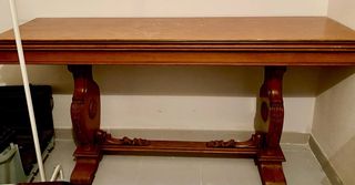 Mesa antigua de madera, una joya