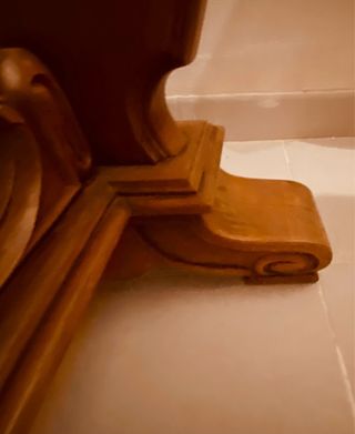 Mesa antigua de madera, una joya